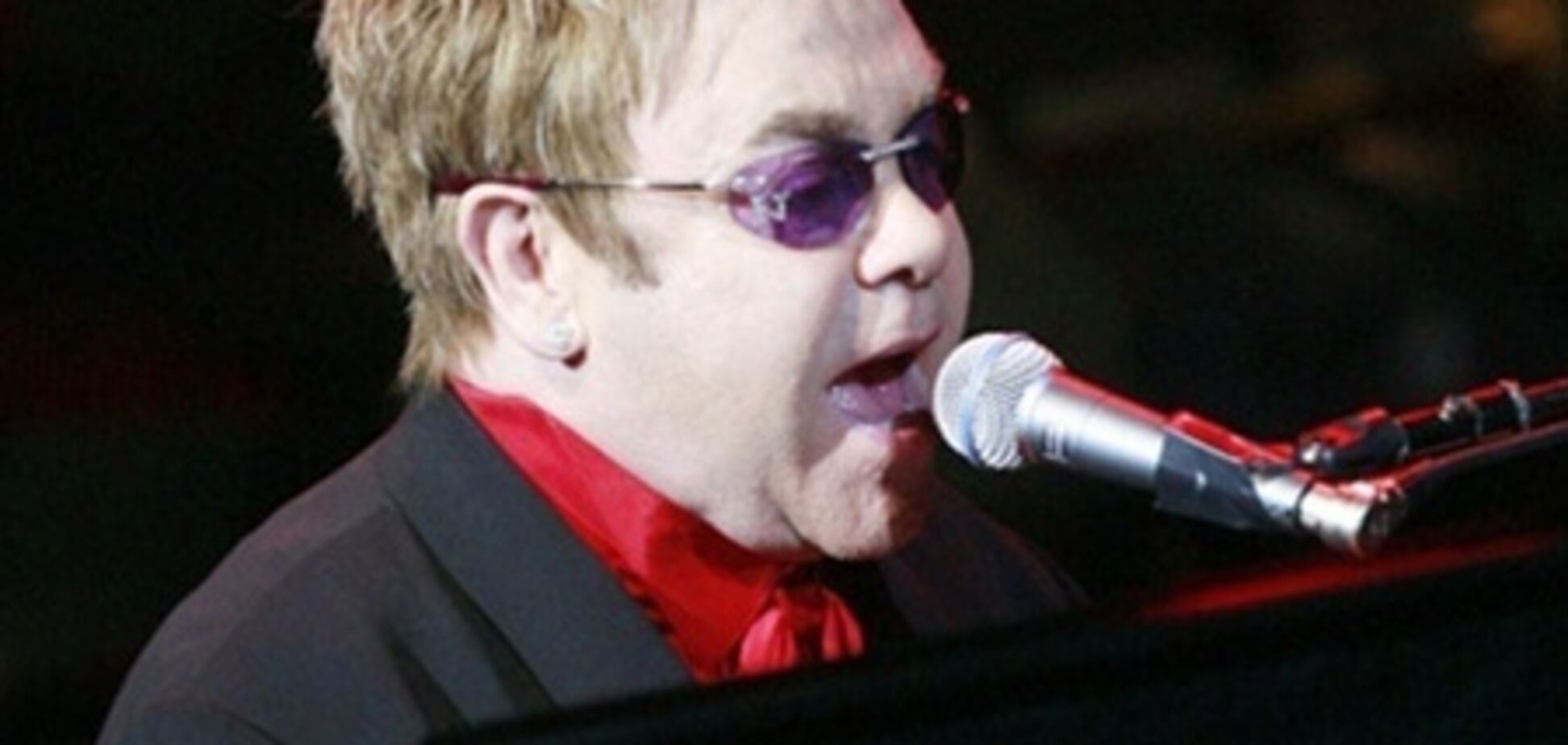 Мини-концерт Элтона Джона продали за внушительную сумму