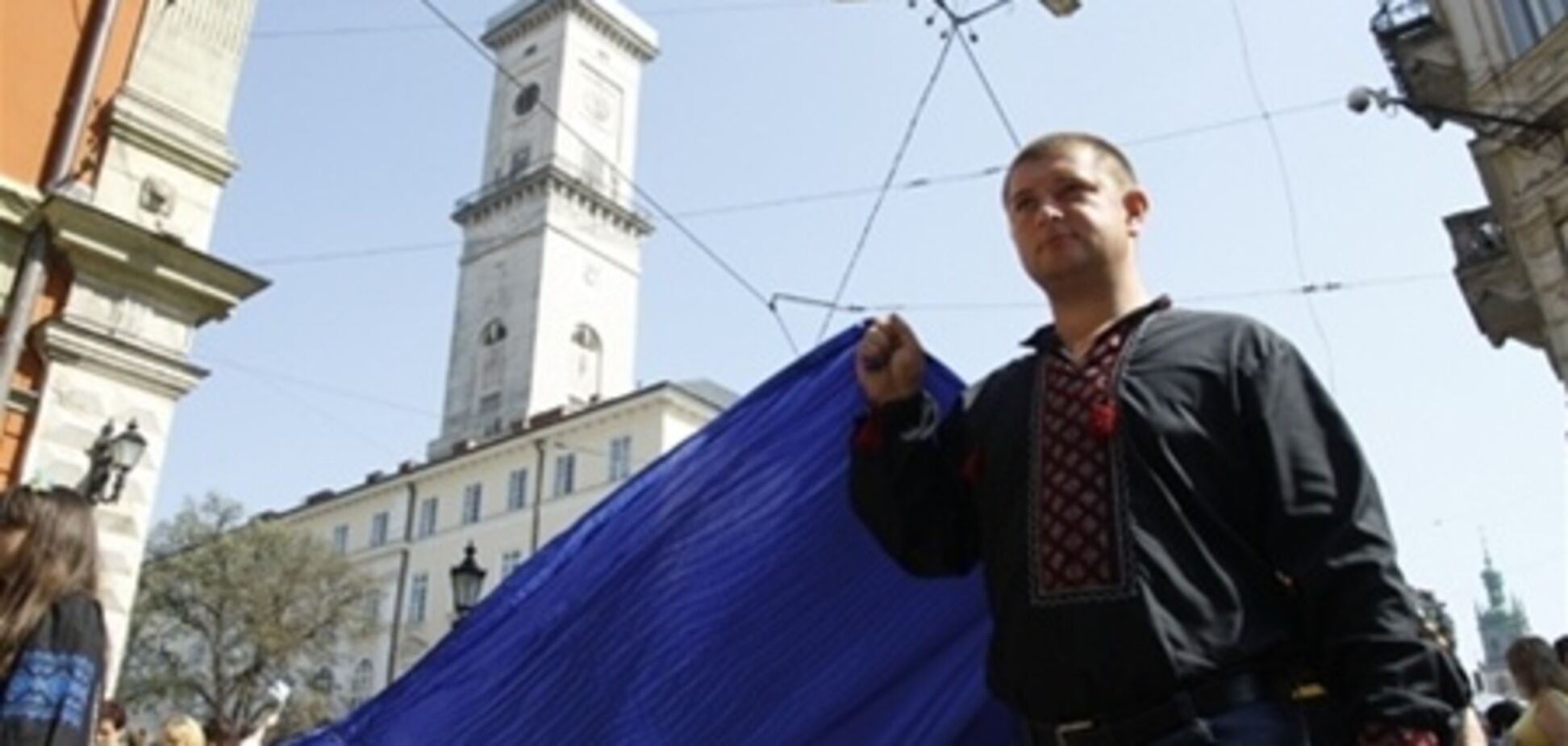 Во Львове массово спели гимн Украины