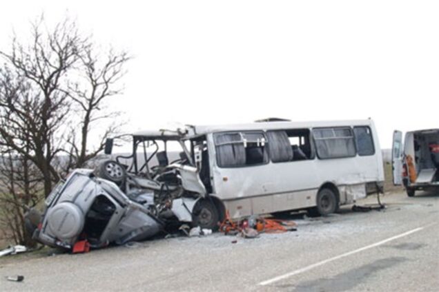 В Крыму легковушка столкнулась с автобусом: 13 травмированных. Видео