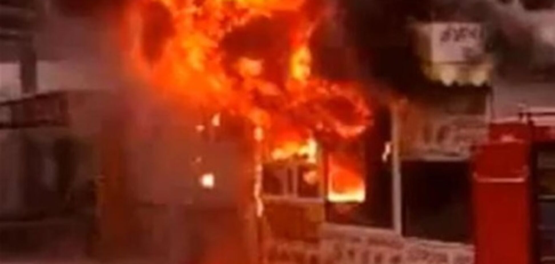 На проспекте Победы сгорел киоск с лавашом. Видео