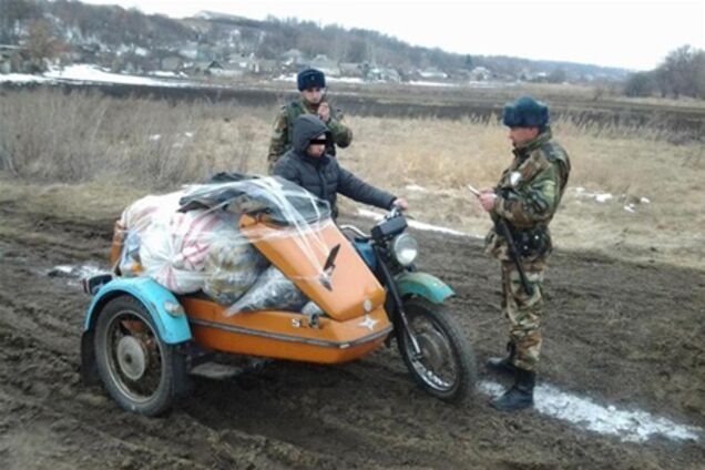 Пограничники задержали россиянина с 1000 женских шапок. Фото