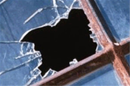 В Крыму школьники забросали мечеть камнями