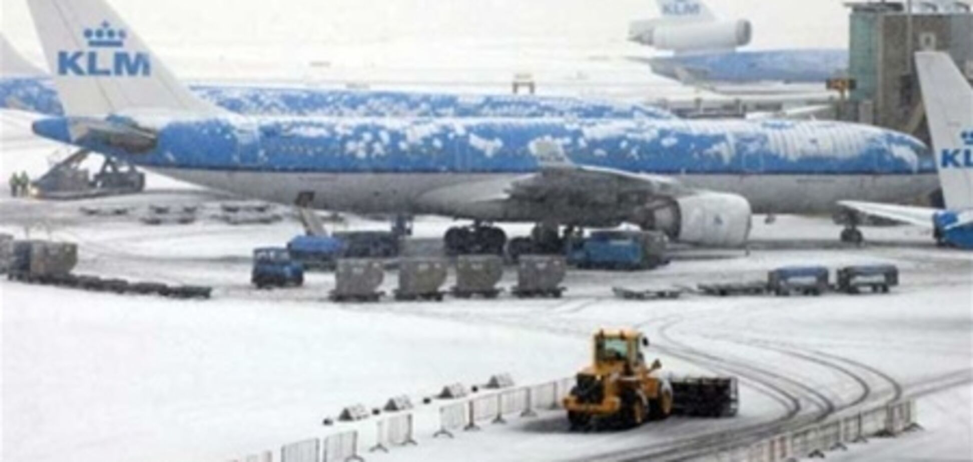 Из-за снега в Париже отменяют около 400 рейсов
