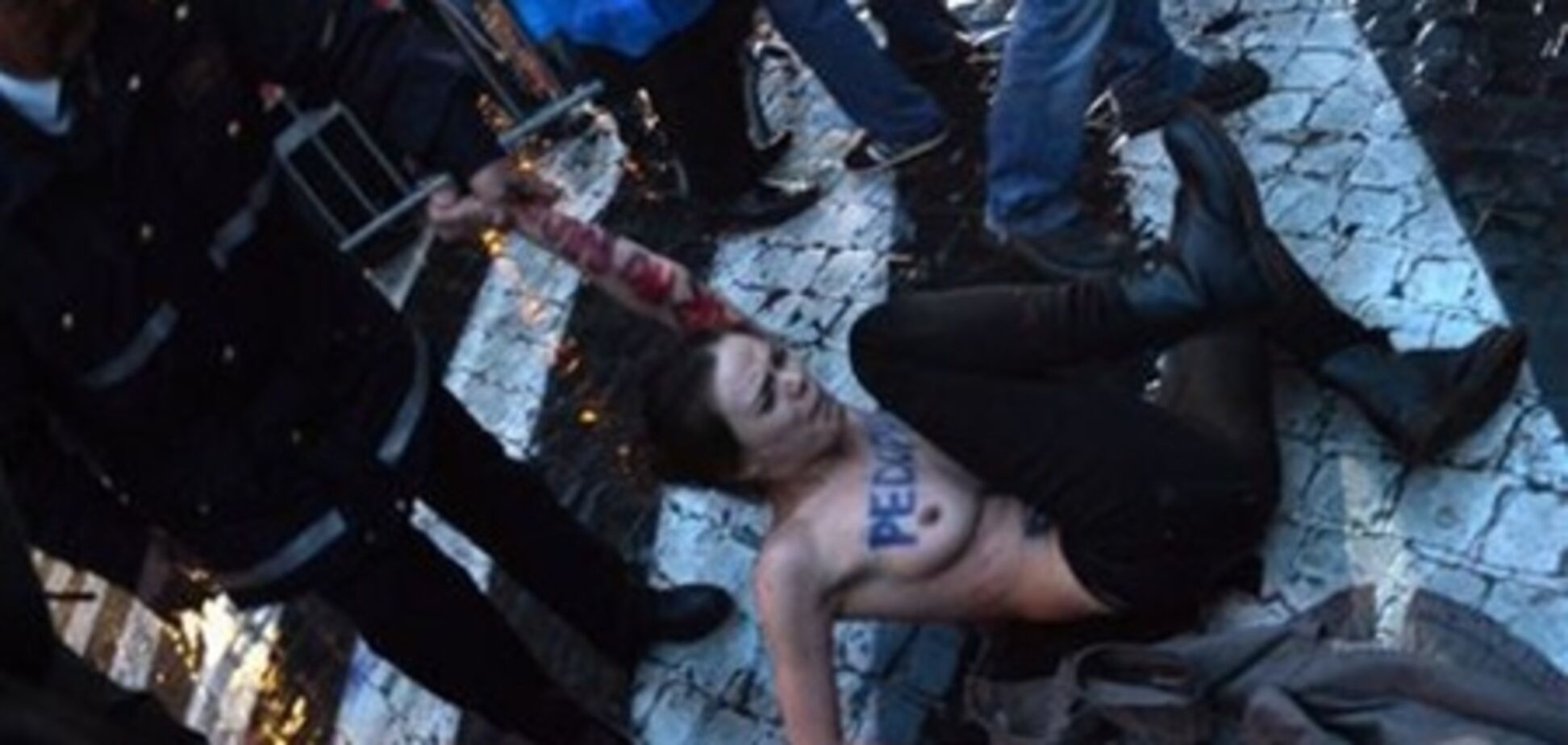 Femen роздяглися на площі Святого Петра у Ватикані. Відео