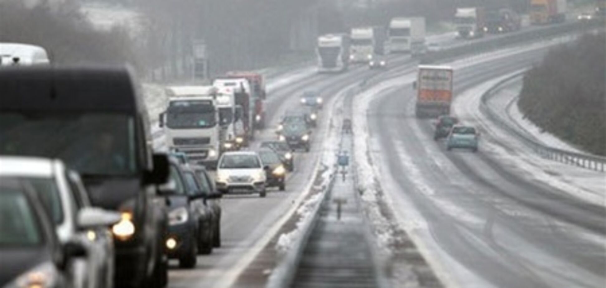 Снігопад знеструмив частину Франції і паралізував аеропорт Парижа