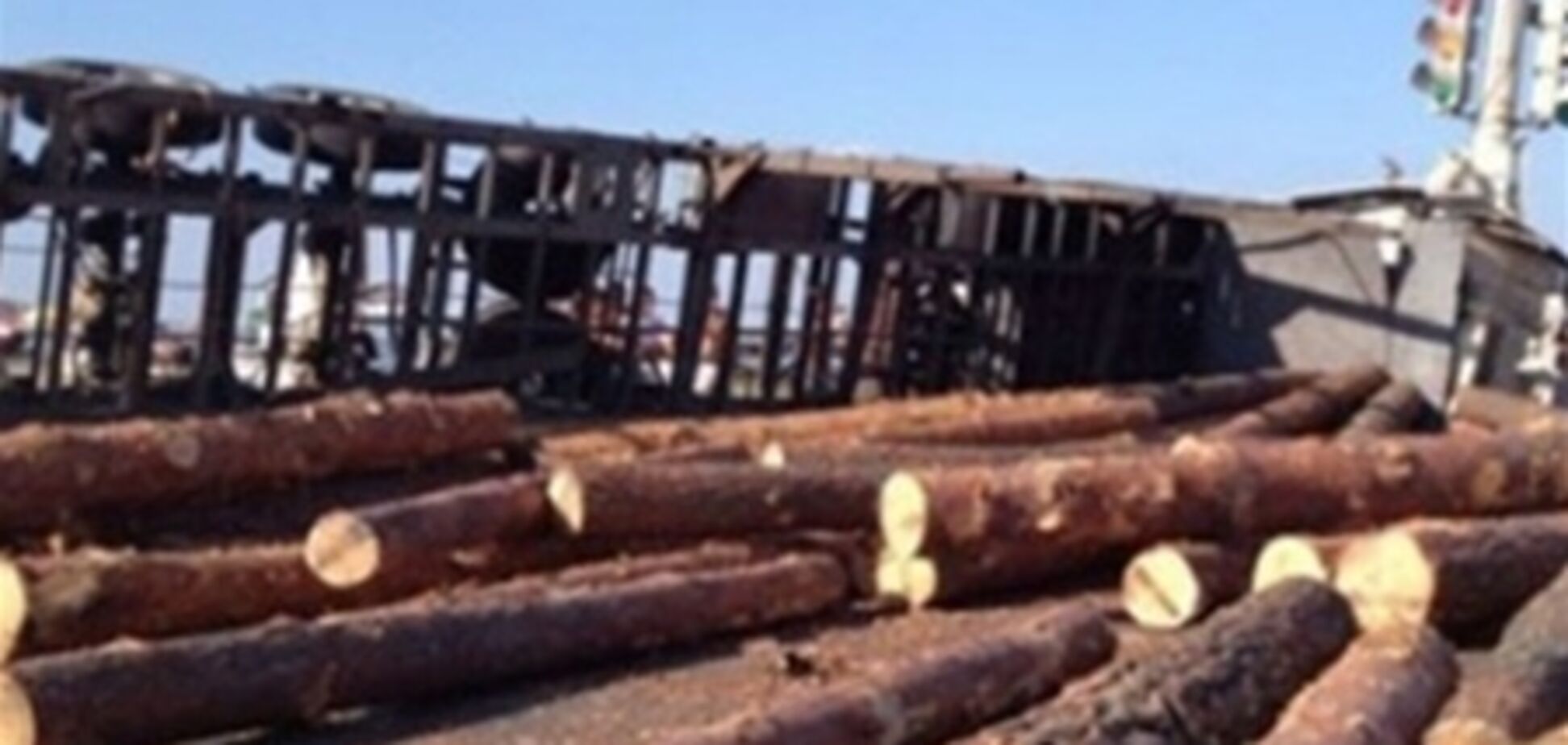 Одесскую трассу заблокировали бревна и кирпичи