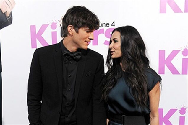 Деми Мур требует у Эштона Катчера больше чем он зарабатывает