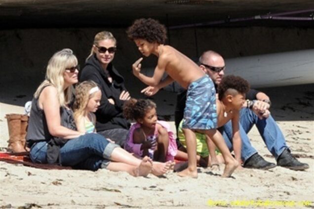 Хайди Клум веселится с детьми на пляже. Фото