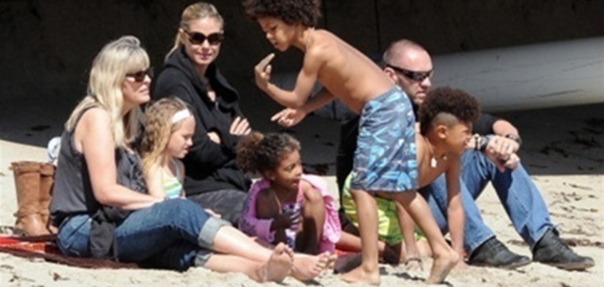 Хайди Клум веселится с детьми на пляже. Фото