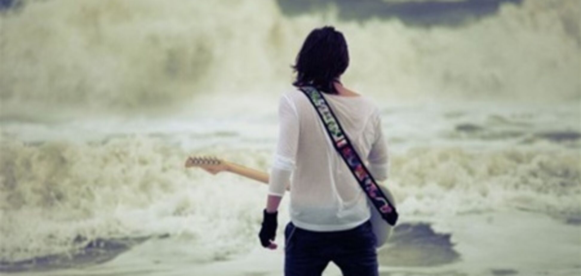 Режиссер заставил искупаться в ледяном море группу 'EMOTION'. Видео