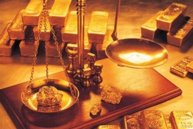 Инвесторы массово отказываются от золота