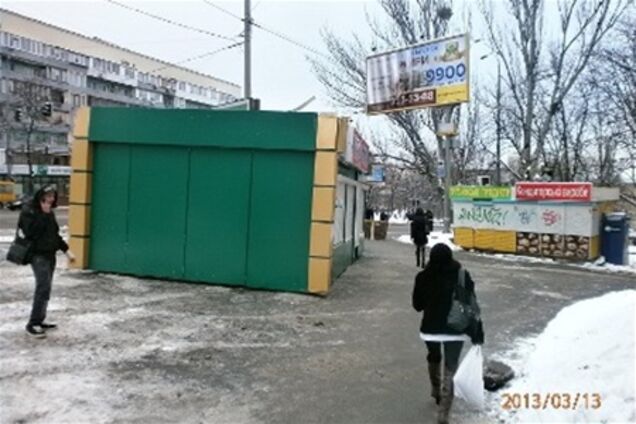 На Печерске громадный ларек установили прямо на тротуаре