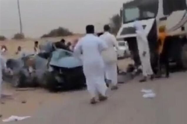 Дрифт на дороге превратил машину в лепешку. Видео