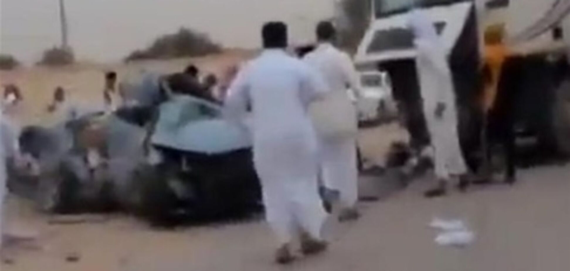 Дрифт на дороге превратил машину в лепешку. Видео