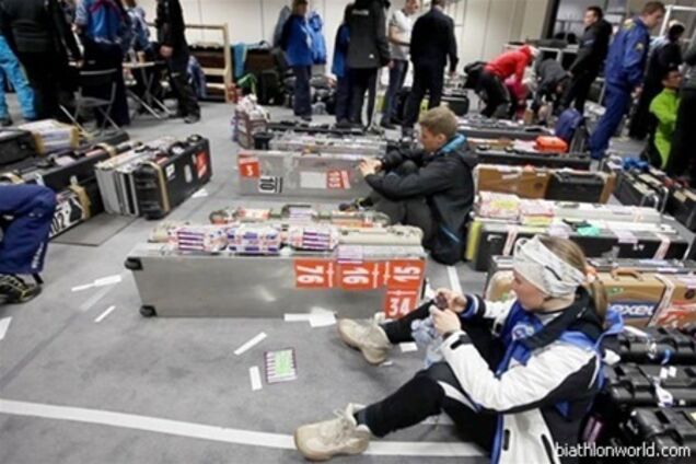 Украинских биатлонистов 6 часов не выпускали из Сочи