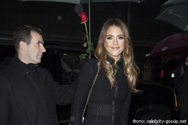 Джессика Альба штурмует телеканалы со своей книгой. Фото