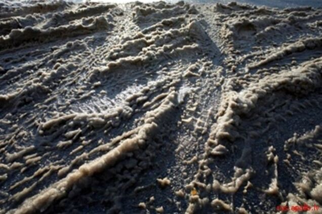 Азаров распорядился закончить срочный ремонт дорог до мая