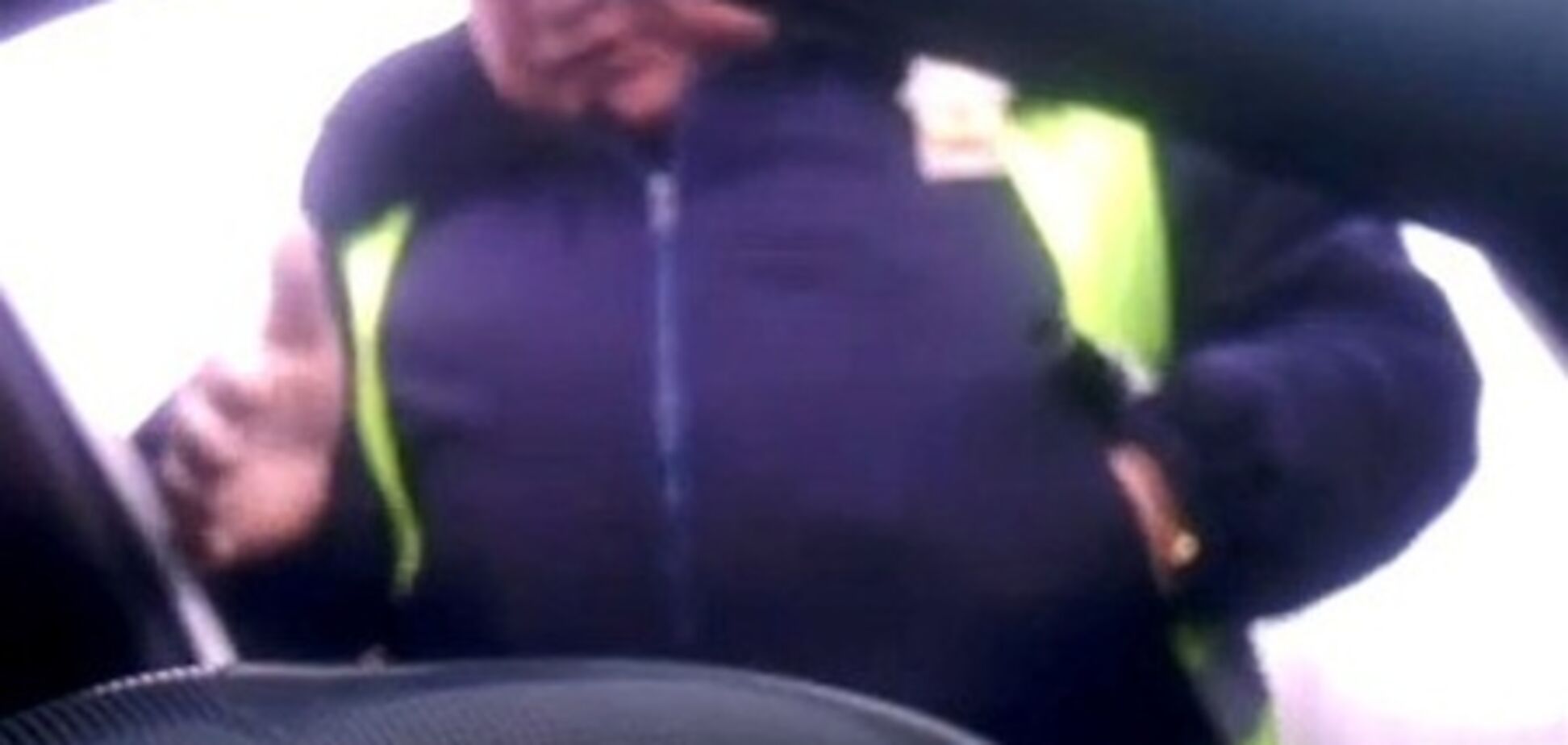 Нервный майор без документов стал 'звездой' YouTube. Видео