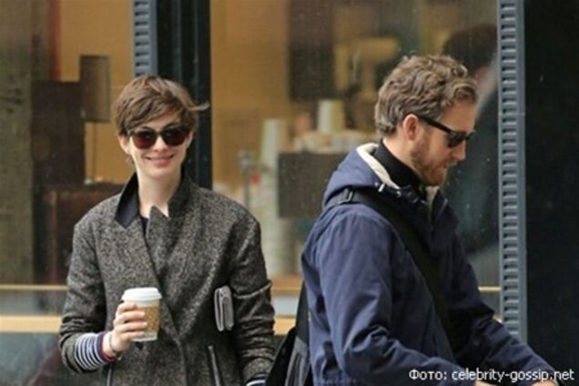 Хэтэуэй и Шульман решили позавтракать вне дома. Фото