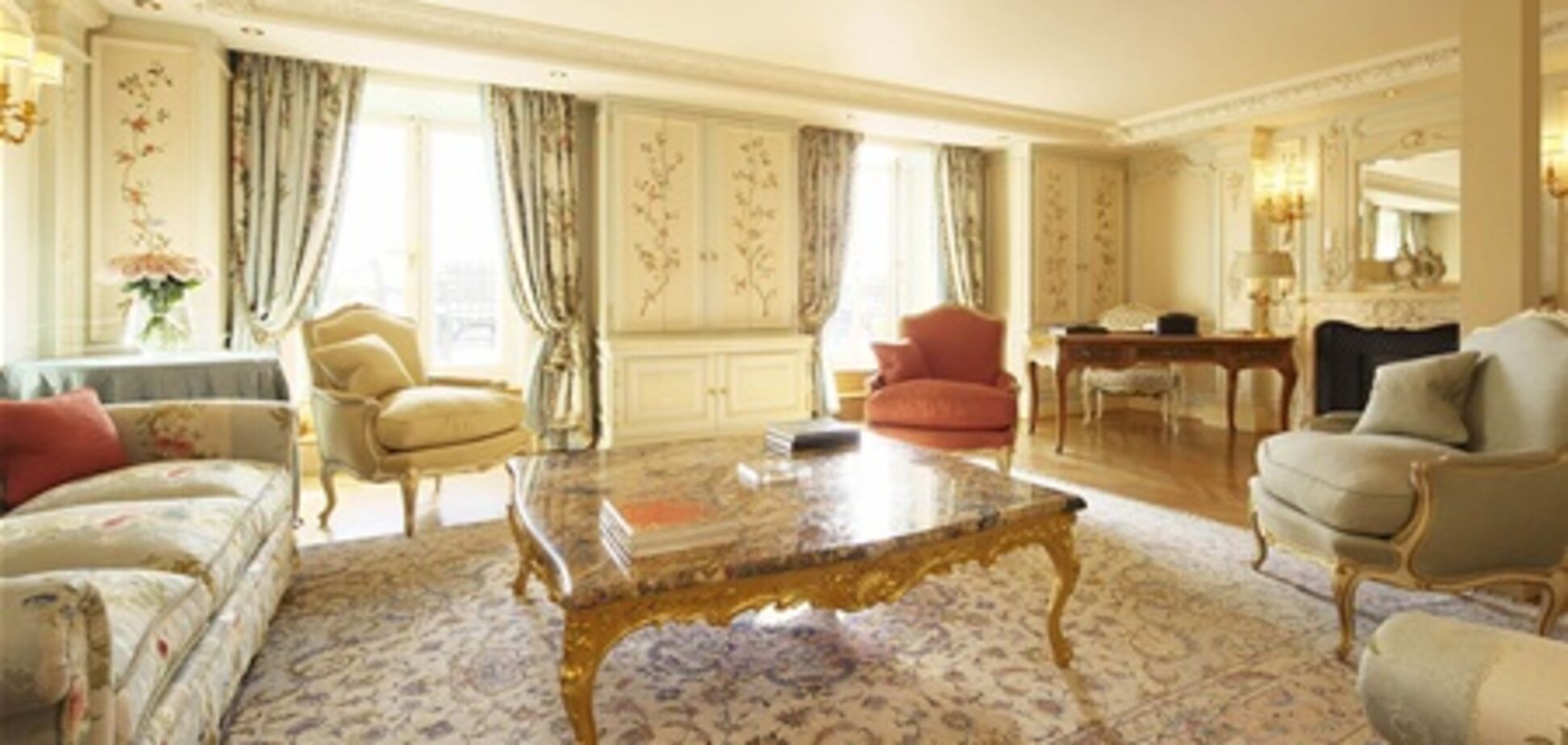 Парижский отель Crillon распродает мебель и предметы искусства