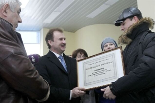 Попов раздал подарки пассажирам скоростного трамвая