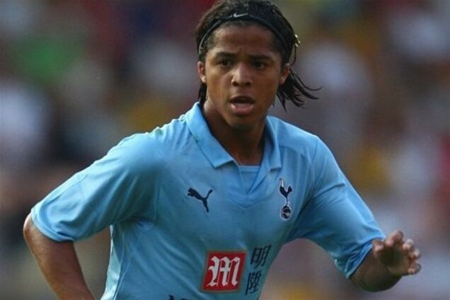 Возмущенный свистком футболист сломал челюсть арбитру. Видео