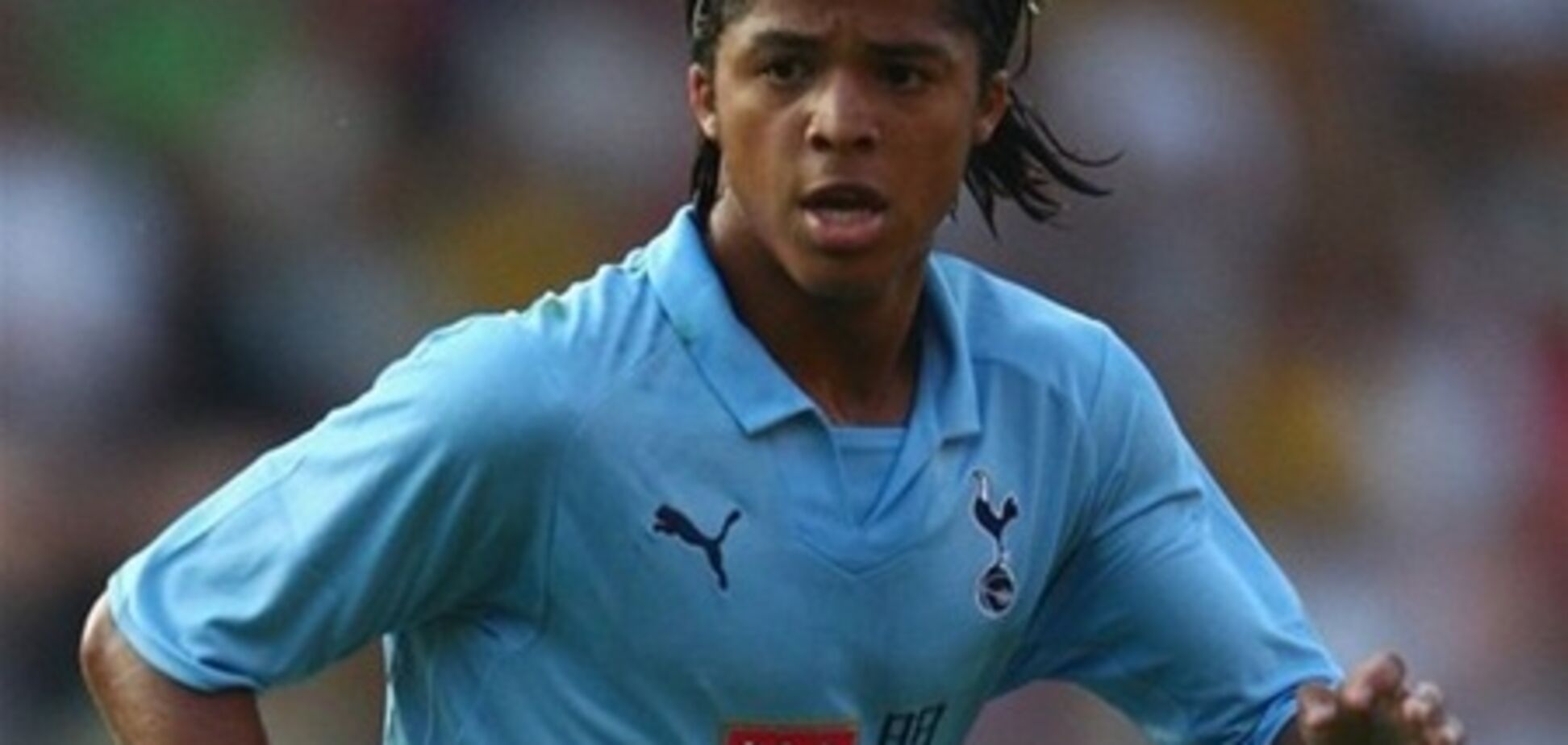 Возмущенный свистком футболист сломал челюсть арбитру. Видео