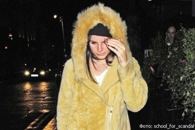 Дель Рей шокировала безвкусным пальто. Фото