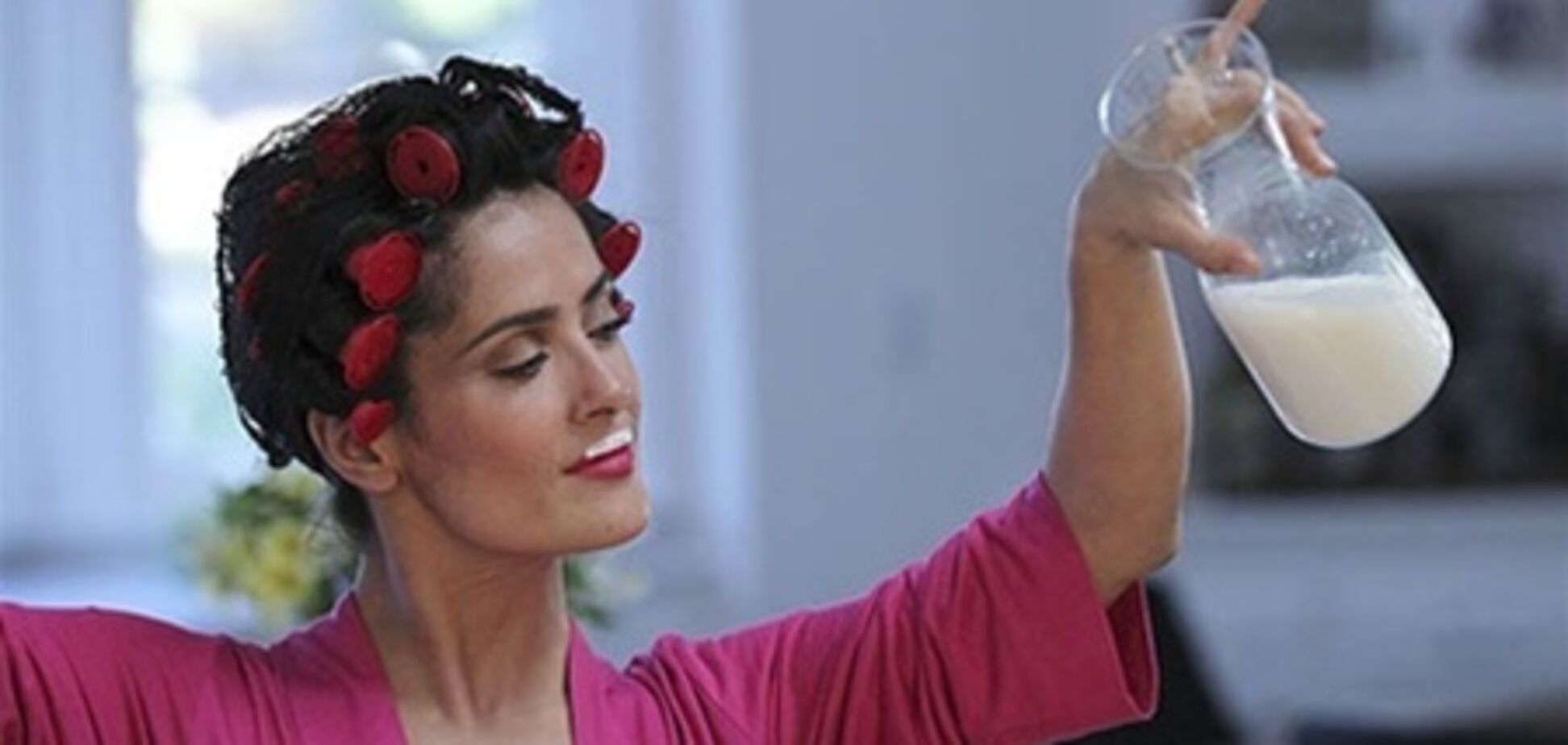 Усатая Сальма Хайек рекламирует молоко. Фото. Видео