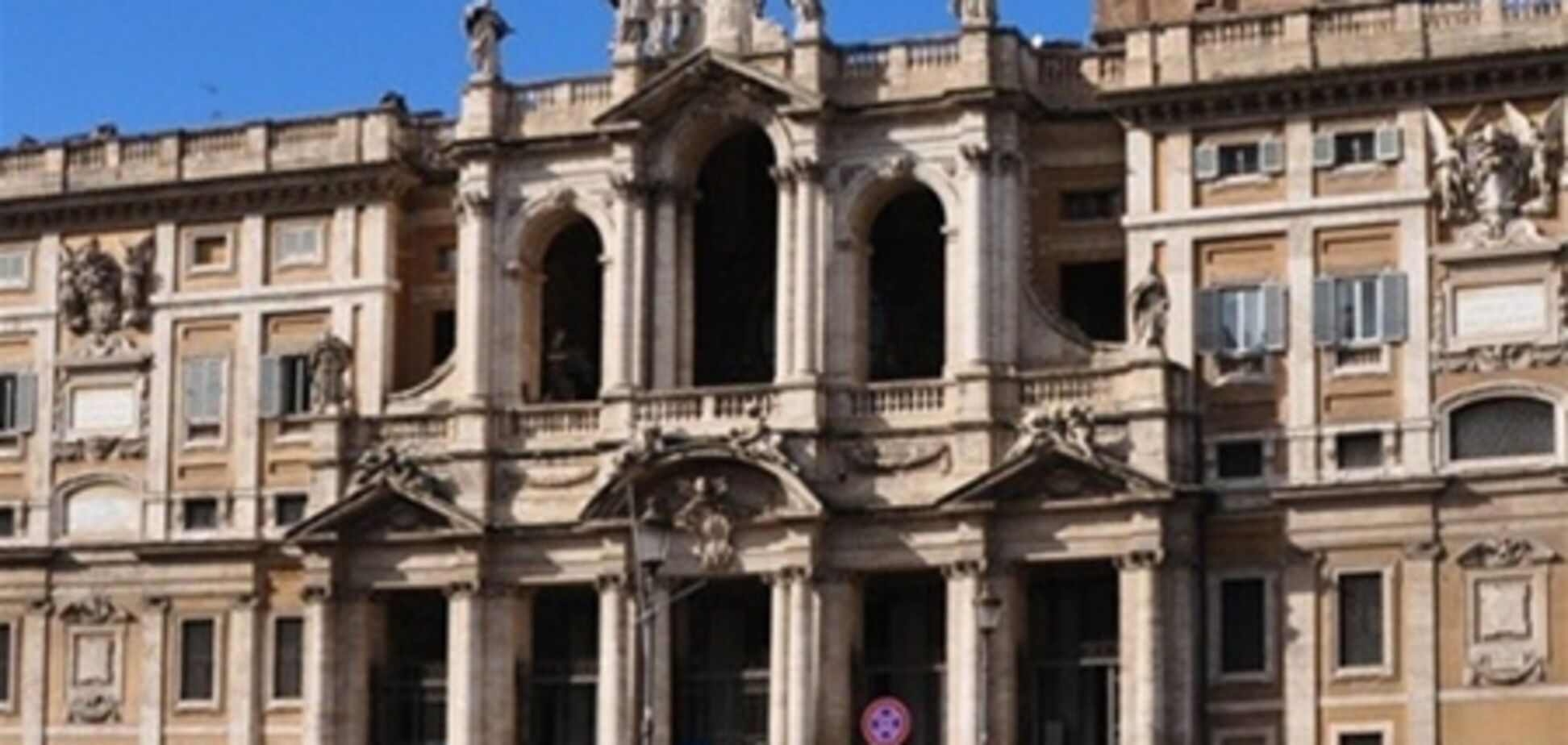 У перший же день папства Франциск здивував римлян