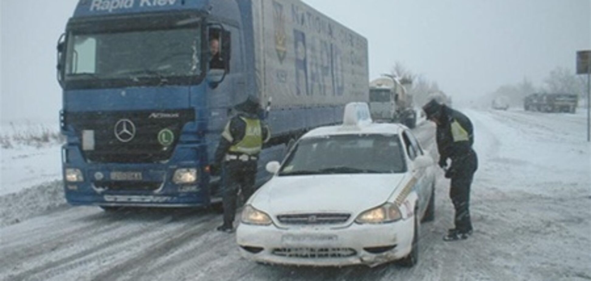На Западной Украине ГАИ не пропускает грузовики. Фото
