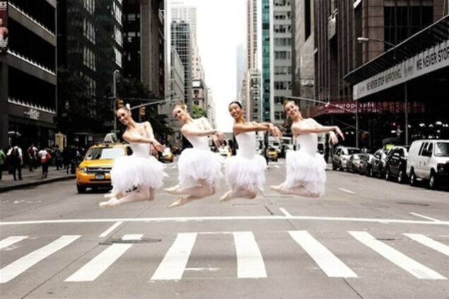 Балерини в міському пейзажі