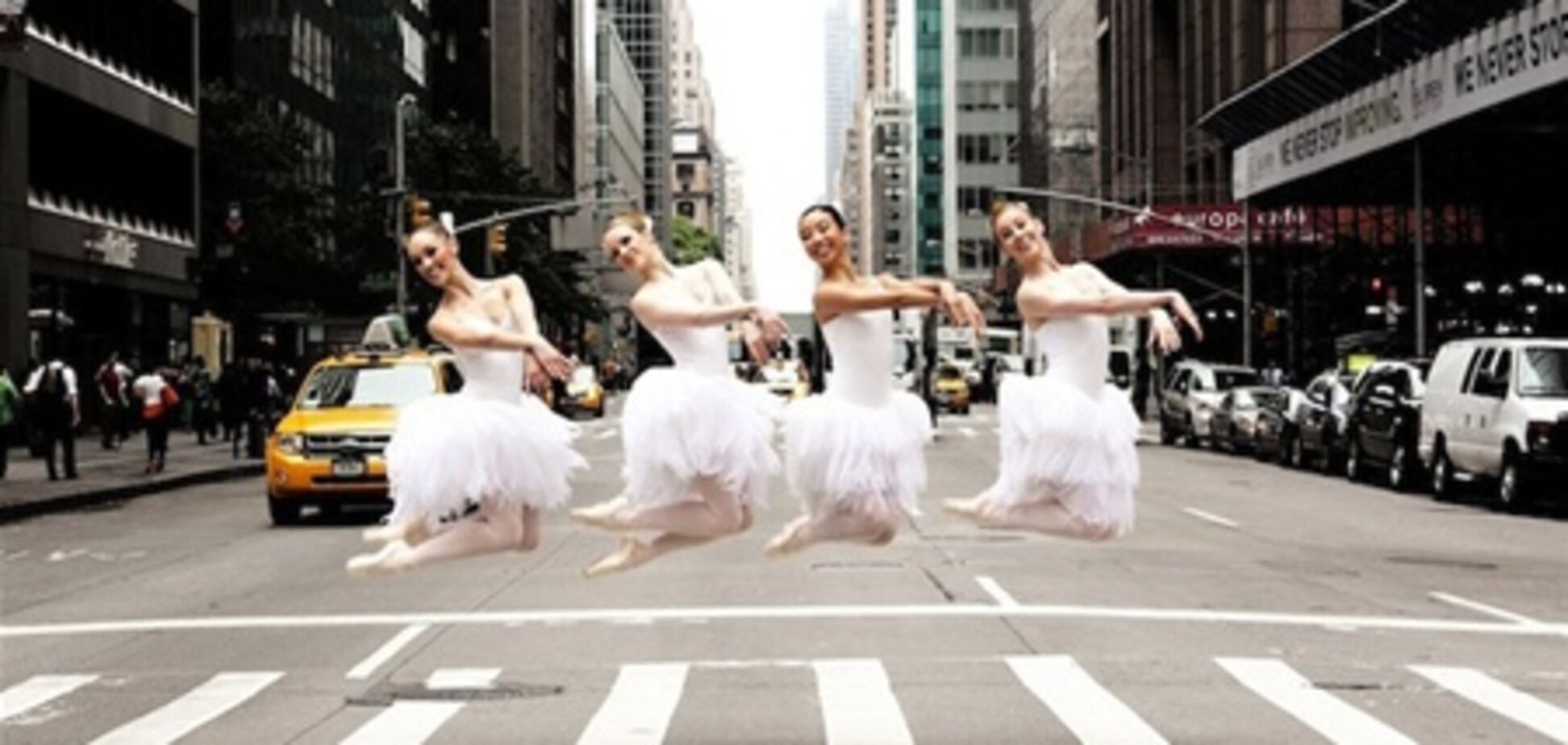 Балерины в городском пейзаже