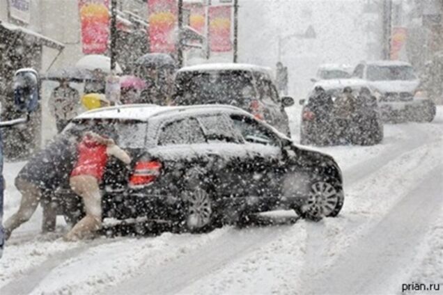 Снегопады парализовали Западную Украину