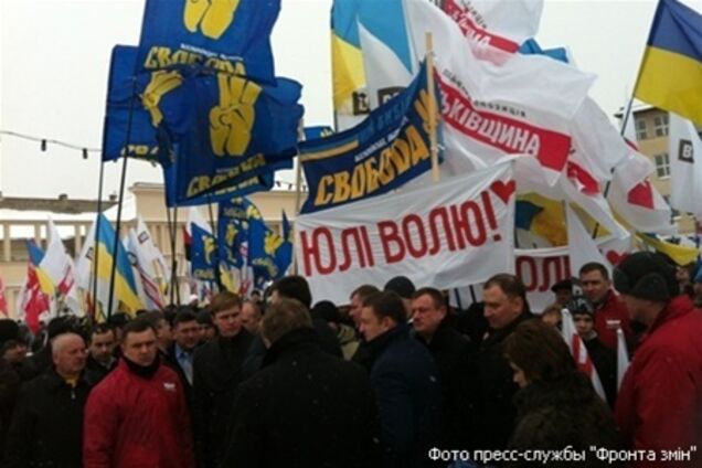 Оппозиция насчитала в Ужгороде 3 тыс. 'повстанцев'
