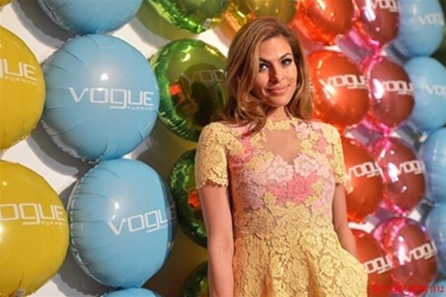 Ева Мендес представила весенние новинки Vogue Eyewear.Фото