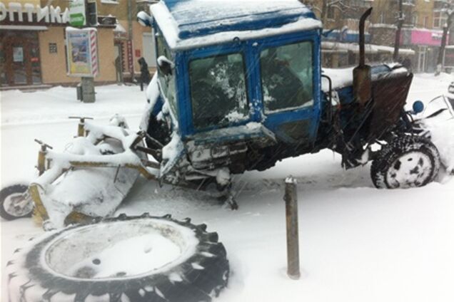 В Ивано-Франковске при уборке снега 'умер' трактор. Фото. Видео
