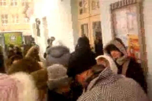 На митинг оппозиции в Ужгороде люди явились с талонами для оплаты. Видео