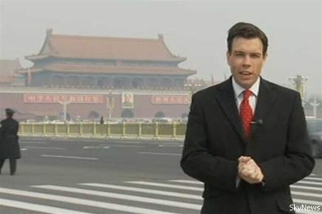 В Китае британского корреспондента задержали в прямом эфире. Видео