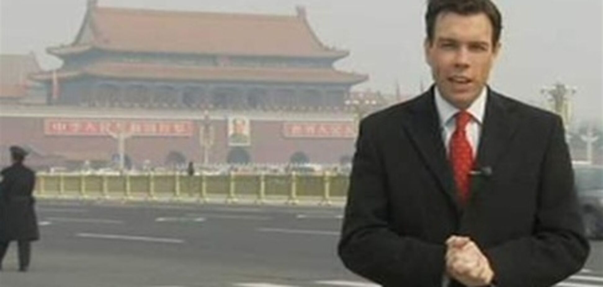 В Китае британского корреспондента задержали в прямом эфире. Видео