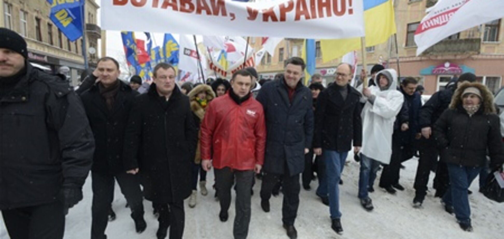 Яценюку на митинге в Ужгороде хотели подарить шубу из кролика