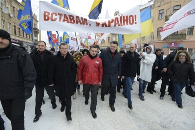 Мужчине, пытавшемуся подарить Яценюку шубу, угрожала охрана