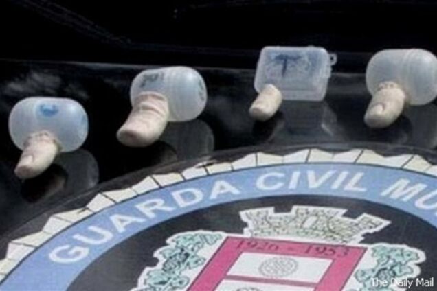 У бразильській лікарні відсутніх колег відзначають силіконовими пальцями