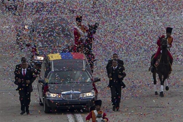 Гроб с телом Чавеса перевозят в Музей революции