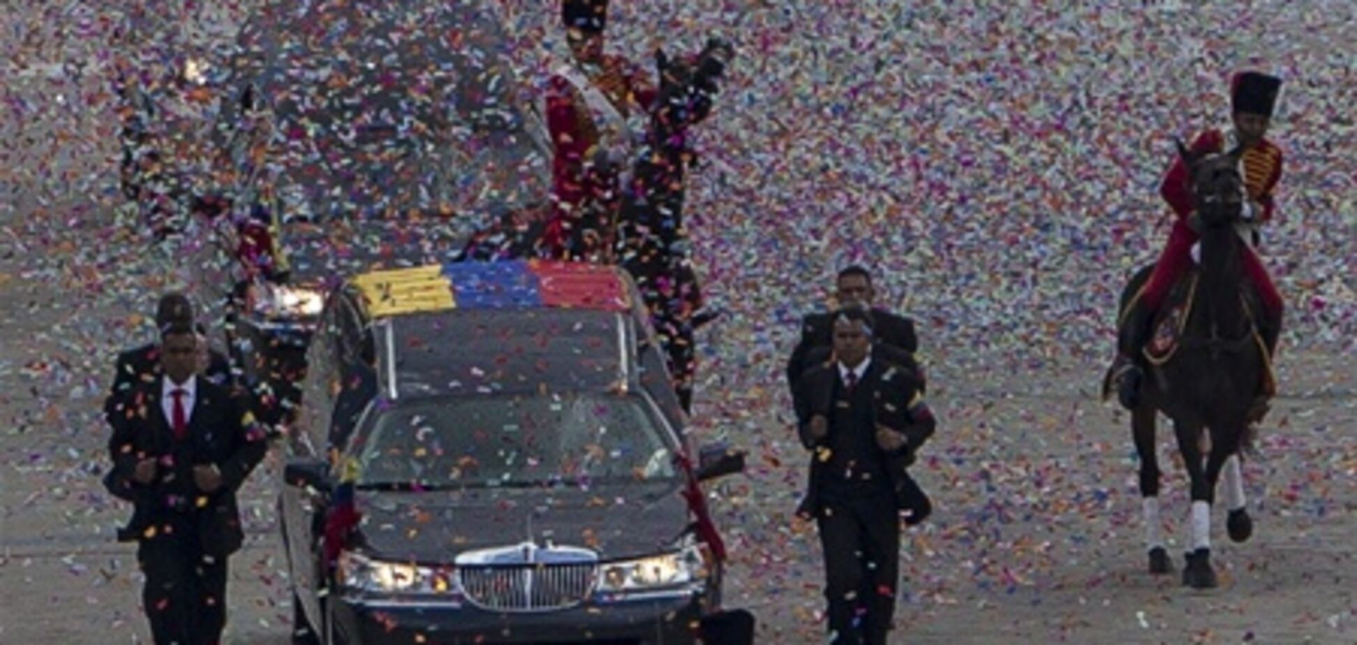 Гроб с телом Чавеса перевозят в Музей революции