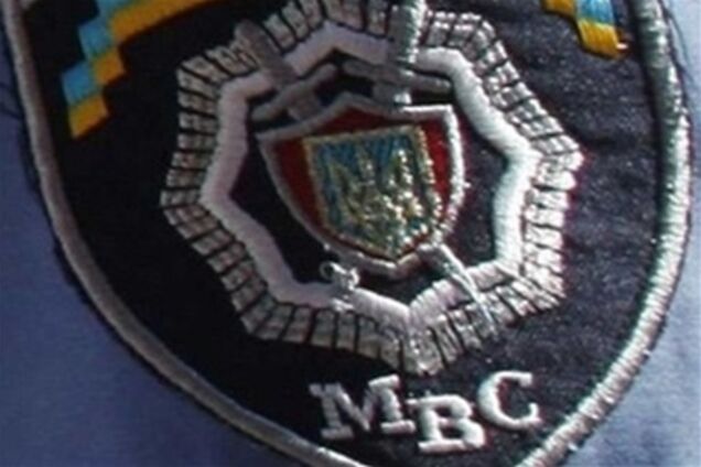 Здание МВД пикетируют активисты с мусорными корзинами