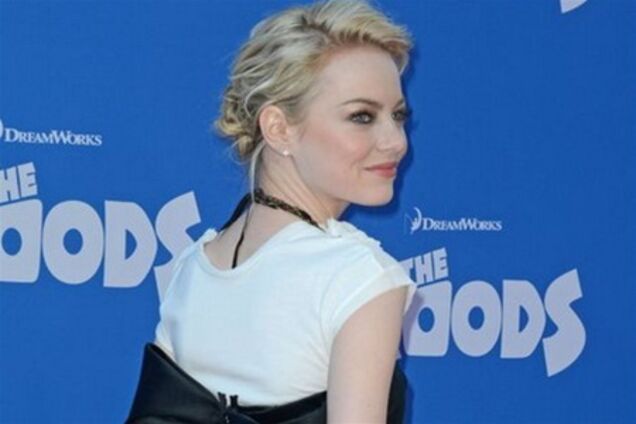 Эмма Стоун: белая футболка, черный бант