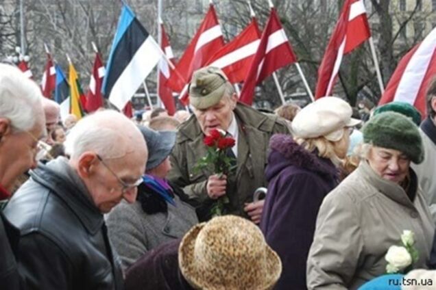 Уличный музыкант в Риге сыграл экс-эсэсовцам 'Прощание славянки'