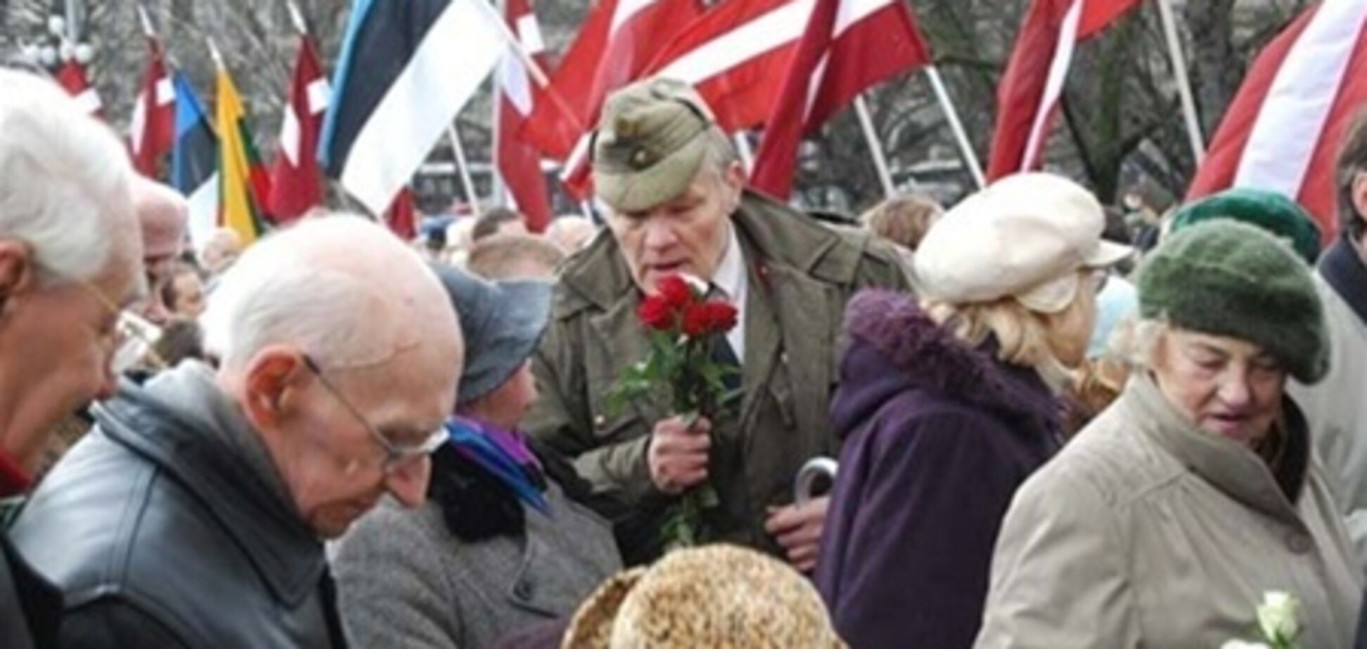 Уличный музыкант в Риге сыграл экс-эсэсовцам 'Прощание славянки'