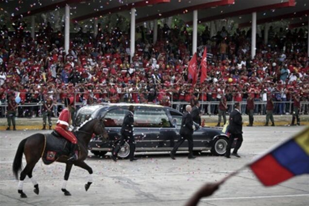 Венесуельці знову стоять у черзі до тіла Уго Чавеса